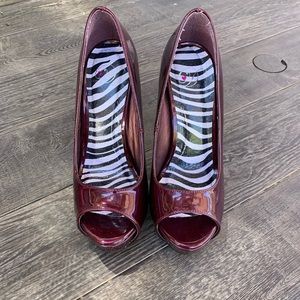 Delicious brand burgandy heels